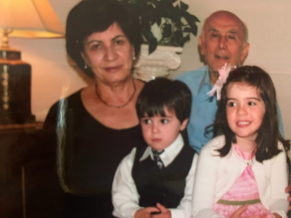 Ο Σταύρος και η Λιλή Ζαφείρη σε μια αναμνηστική φωτογραφία με τα εγγόνια τους Βανέσσα και Σταύρο Ζαφείρη. Φωτογραφία: Ευγενική παραχώρηση οικογένειας.
